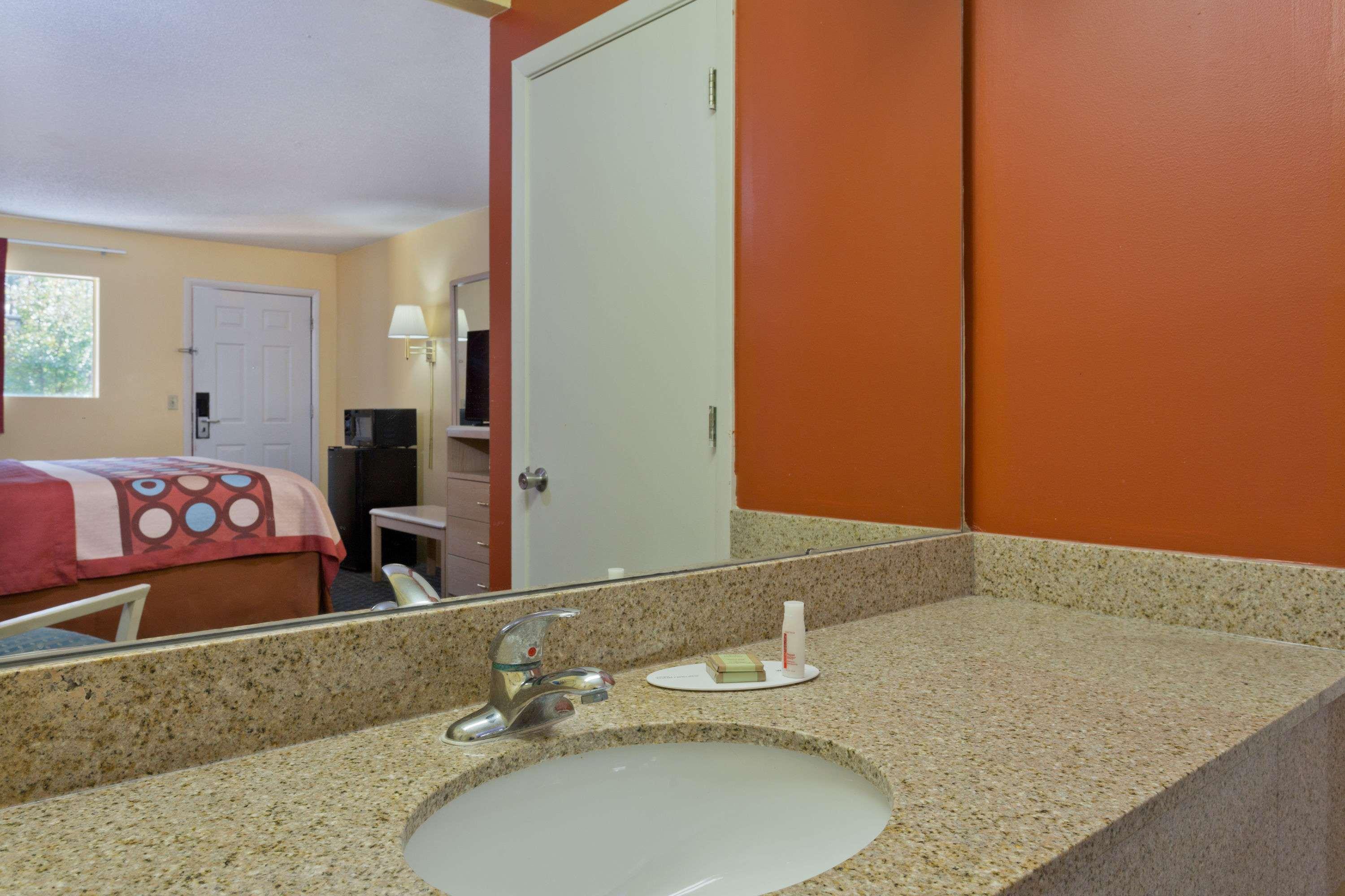 Hotel Super 8 By Wyndham 2*